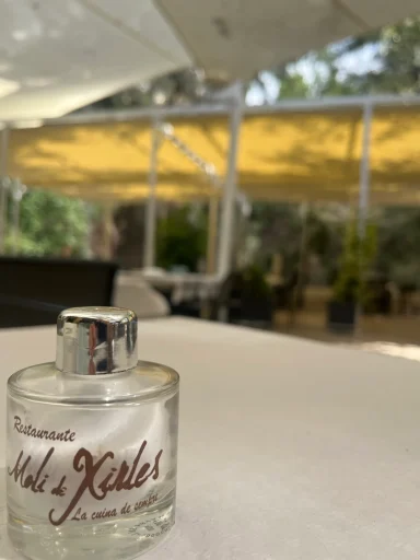 Detalle elegante de mesa en restaurante para celebraciones y eventos en Alicante.