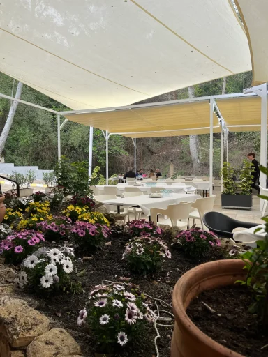 Terraza ajardinada con carpa para bodas y celebraciones en restaurante con encanto cerca de Benidorm y Altea.