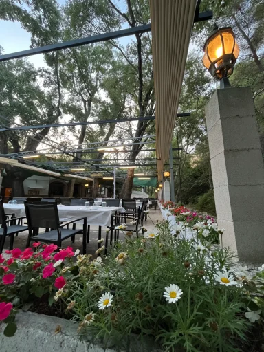 Jardines y mesas exteriores en restaurante para eventos y celebraciones en la provincia de Alicante.